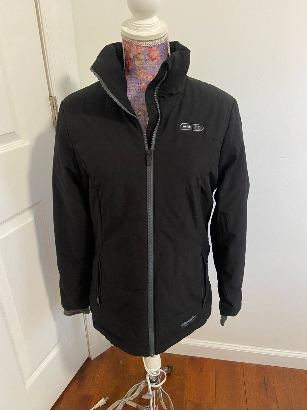 Milwaukee M12 Women's Black Axis Jacket with Battery and Charger Medium